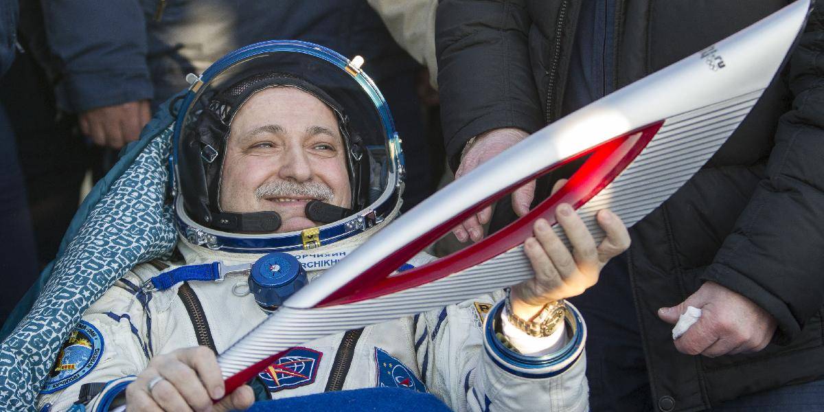 Olympijská pochodeň je i s troma astronautami späť na Zemi