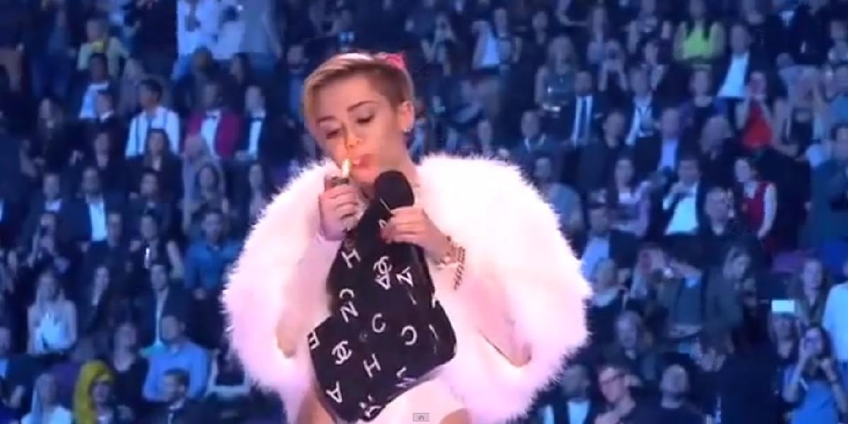 Škandál: Miley Cyrus si na MTV Europe Music Awards zapálila joint!