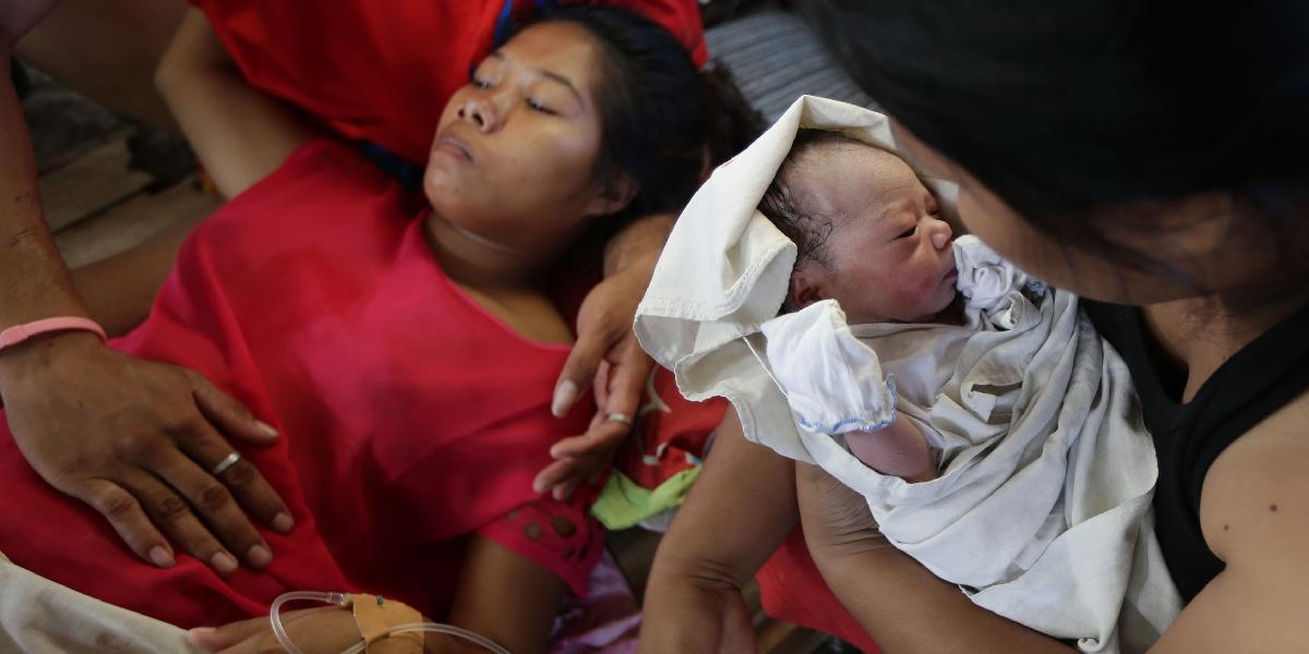 Uprostred trosiek z tajfúnu na Filipínach sa narodilo zdravé dievčatko