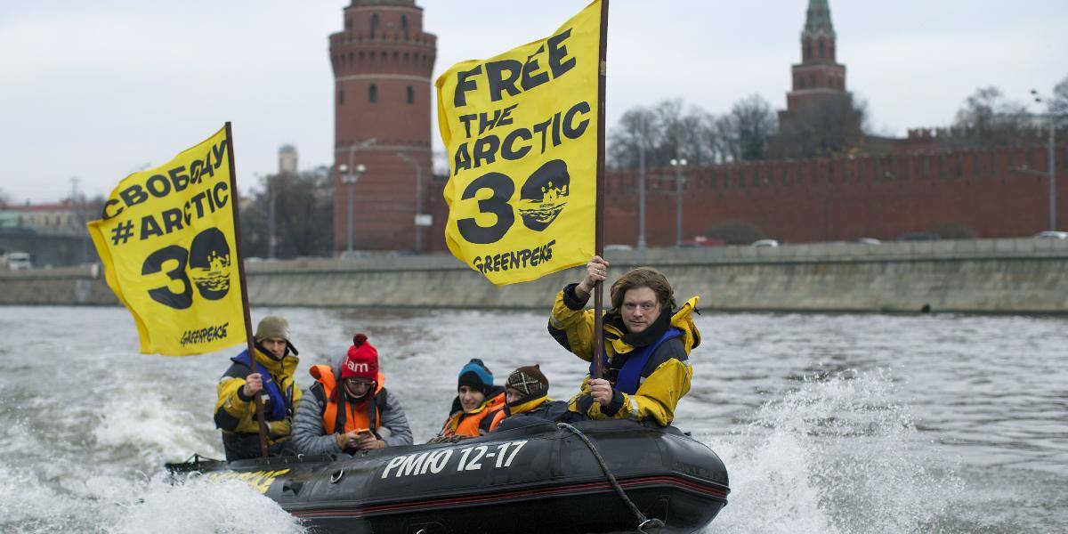 Uväznených aktivistov Greenpeace presunuli z Murmanska do Petrohradu