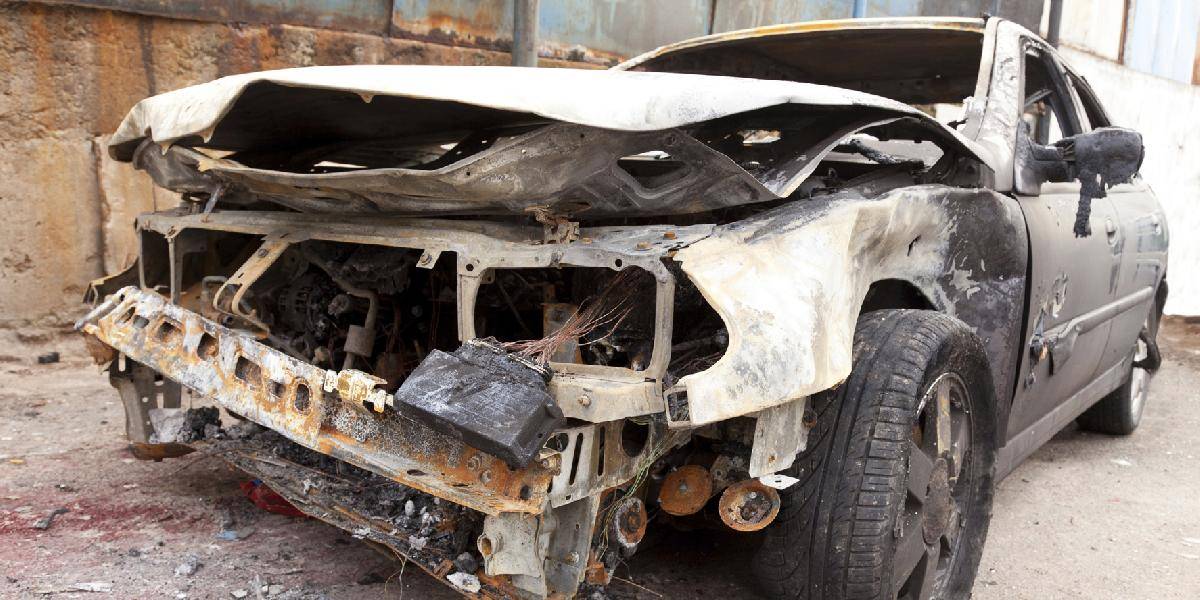 V Bratislave neznámy páchateľ poškodil štyri autá, jedno zhorelo do tla
