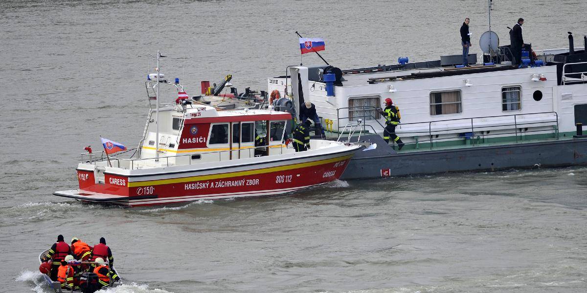 Polícia zaistila a obvinila 12 osôb, ktoré kradli naftu z lodí na Dunaji
