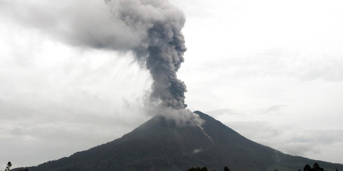Pred sopkou Sinabung na Sumatre evakuovali vyše 5-tisíc ľudí