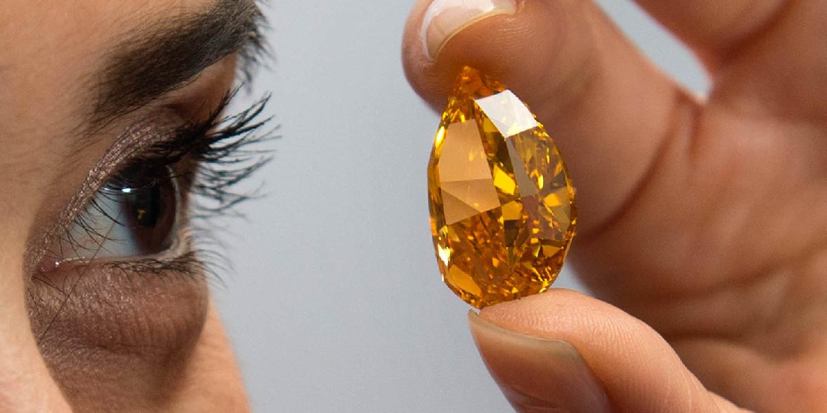 Farebné diamanty lámu na aukciách v Ženeve rekordy