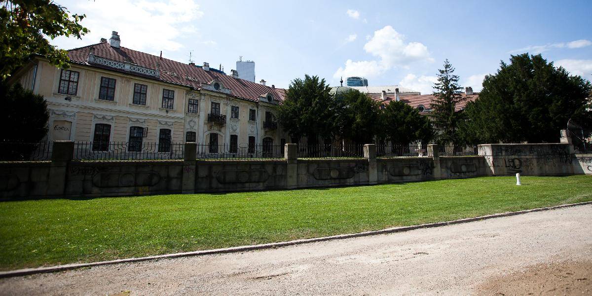 V Medickej i Grasalkovičovej záhrade sa oddnes nesmie fajčiť
