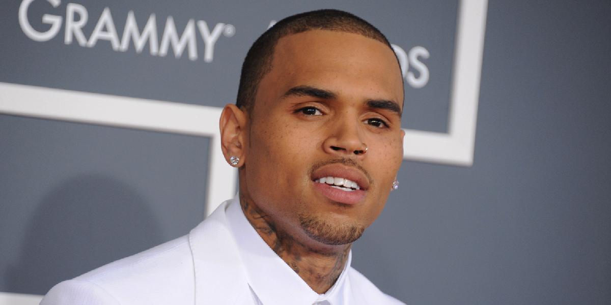 Chris Brown opustil liečebňu: Má nariadené vykonávať verejnoprospešné práce!