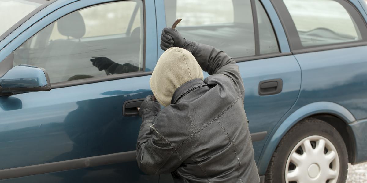 Nešikovný zlodej: Zostal uväznený v aute