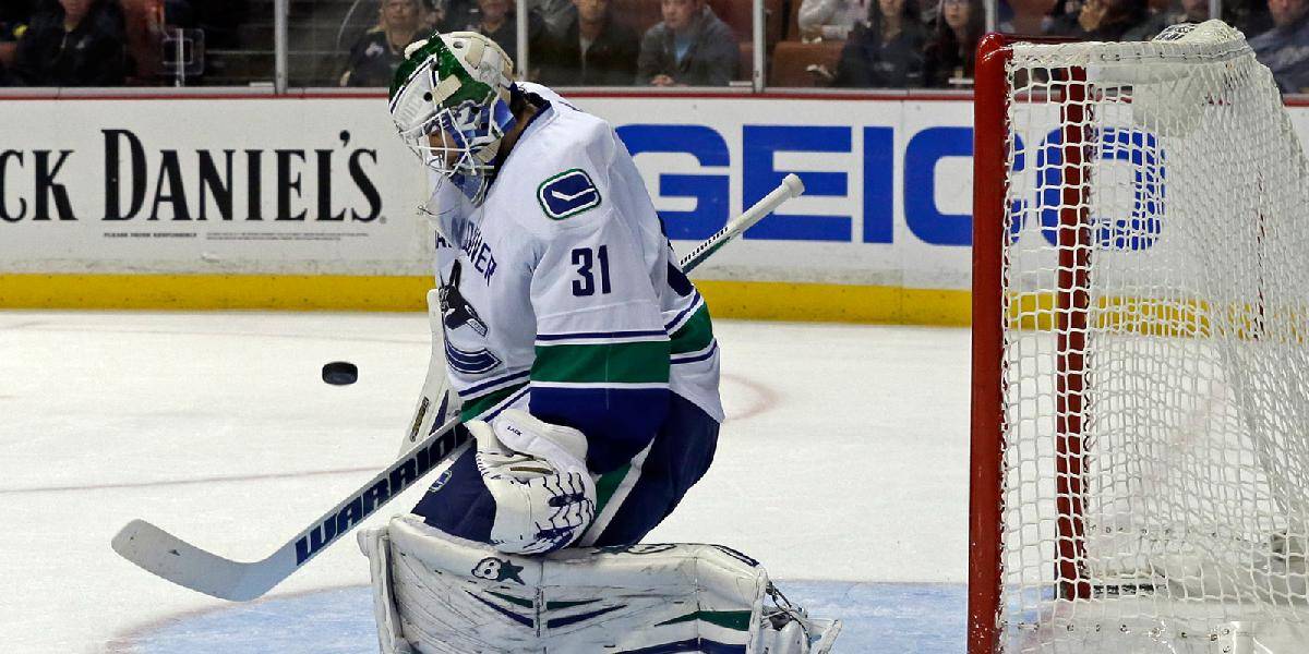 NHL: Vancouver predĺžil zmluvu s brankárom Läckom