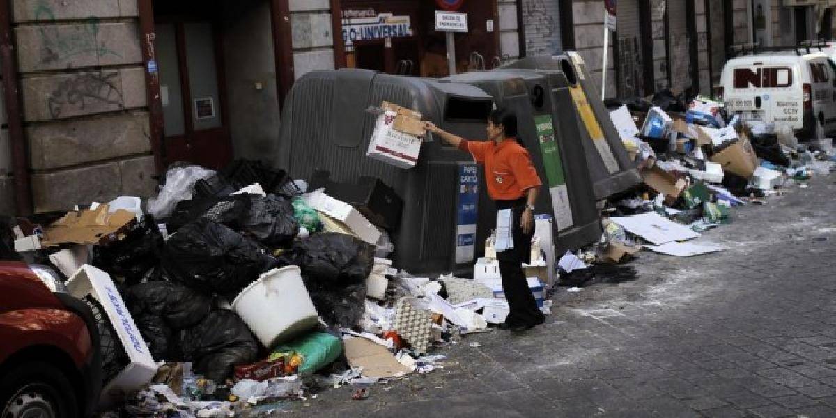 VIDEO Madrid sa topí pri štrajku smetiarov v odpadoch