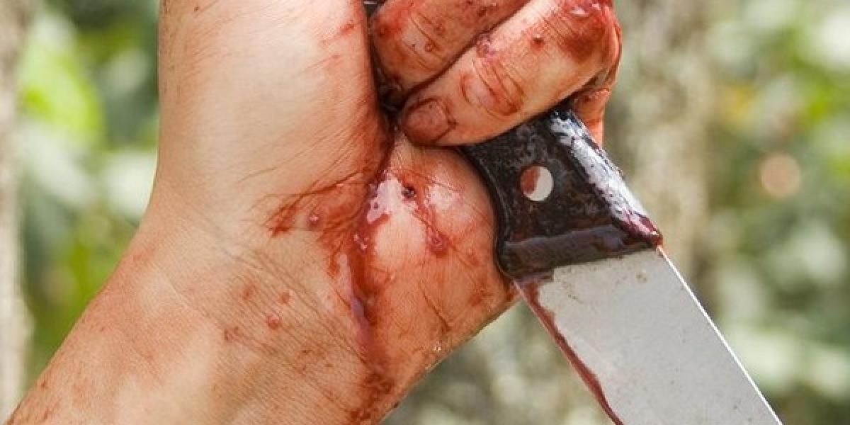 Muža po hádke napadol nožom, porezal ho na bruchu
