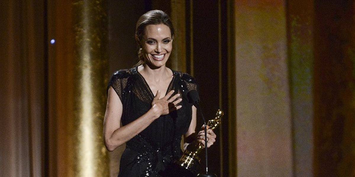 Angelina Jolie si prevzala čestného Oscara