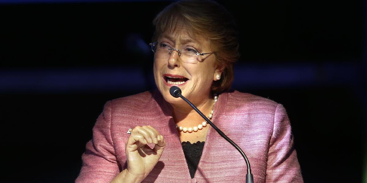 Čilská exprezidentka Bacheletová zvíťazila v prvom kole volieb