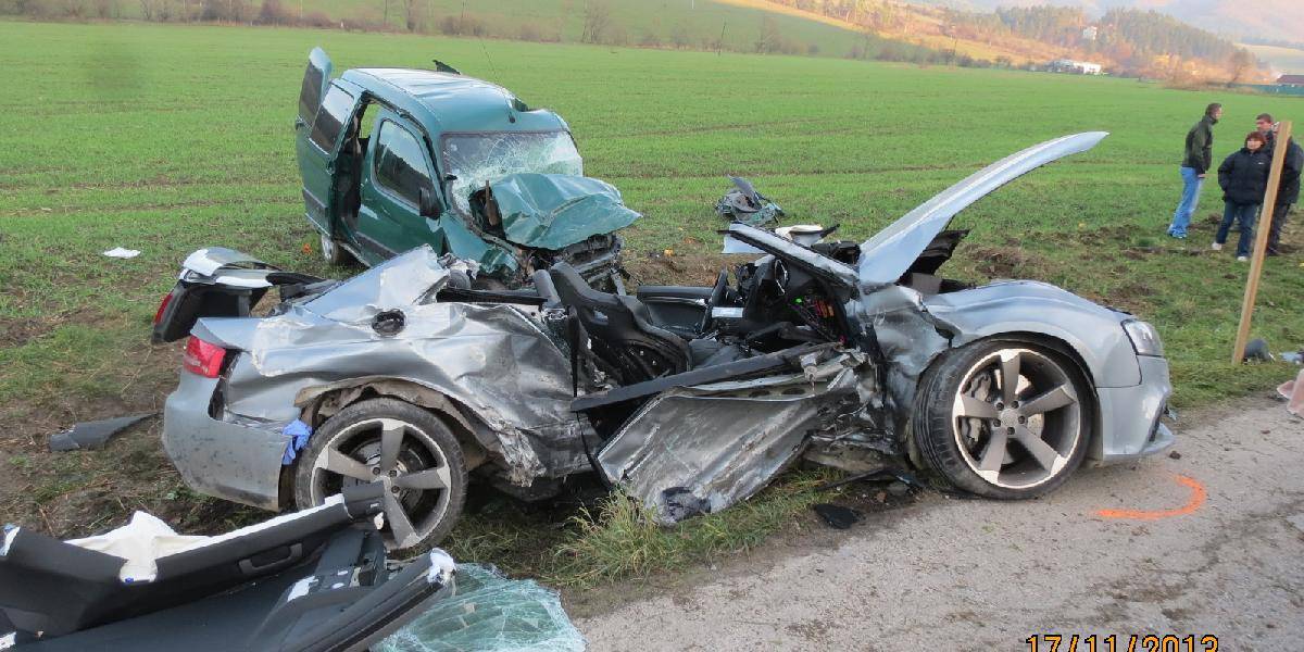 Čelná zrážka Audi a Peugeot si vyžiadala dva životy