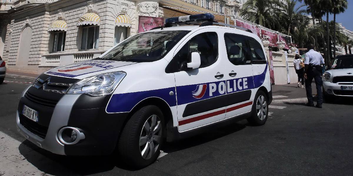 Do sídla francúzskych novín vtrhol útočník, postrelil fotografa