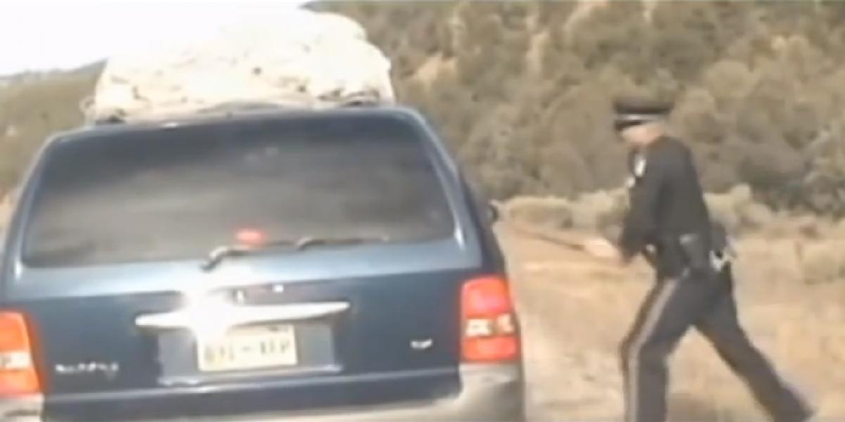 Brutálne VIDEO: Policajt vystrelil na auto plné detí!