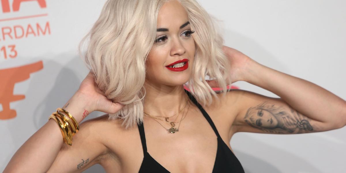 Rita Ora skolabovala: Odpadla pri natáčaní reklamy pre Madonnu