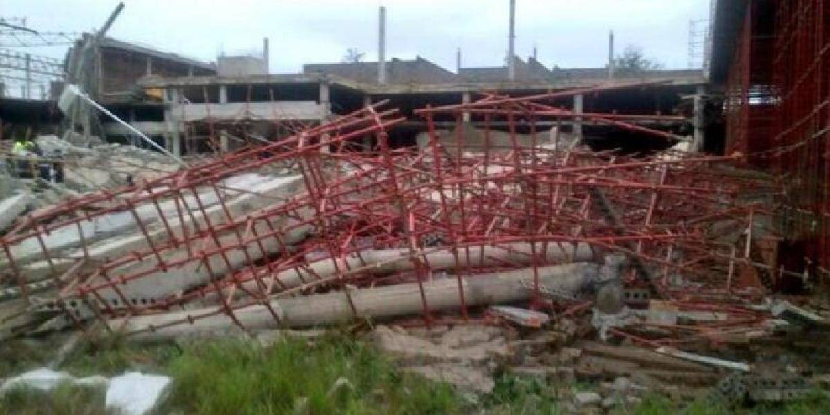 Po zrútení nákupného centra neďaleko Durbanu je pod troskami asi 50 ľudí