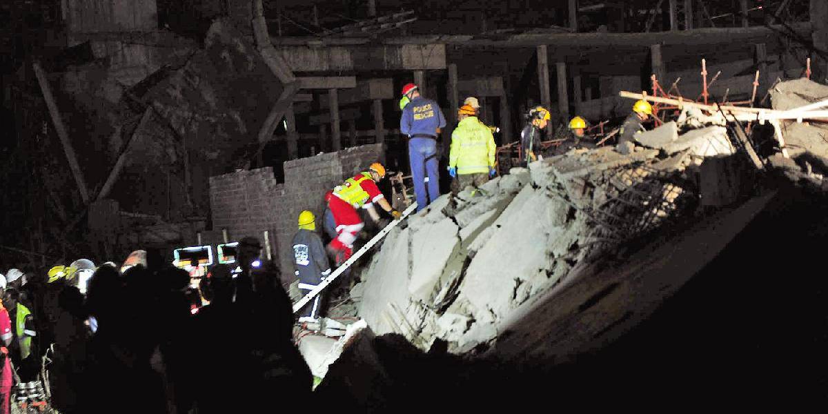Pátranie po robotníkoch zavalených na stavbe prerušili
