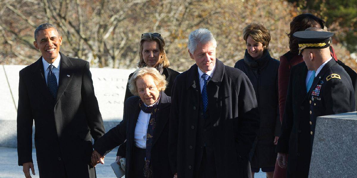 Obama a Clinton položili veniec na hrob Johna F. Kennedyho