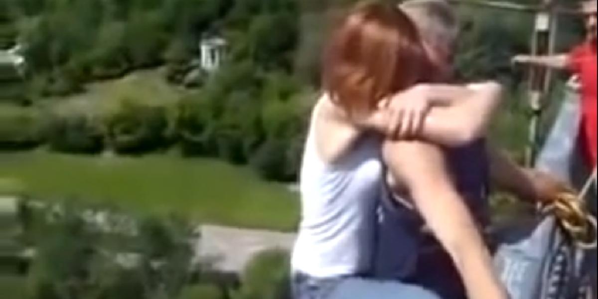 VIDEO Najbláznivejší zoskok z mosta: Muž bol istený lanom, jeho žena nie!