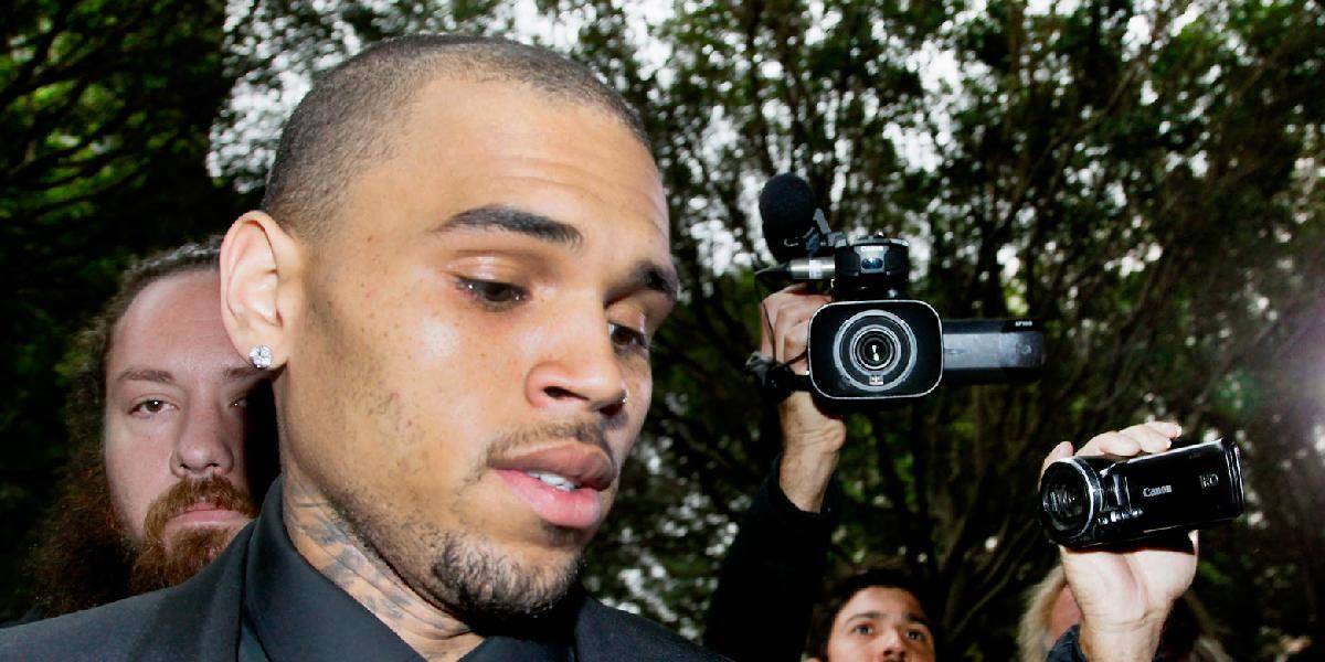 Chris Brown sa bude učiť zvládať hnev ďalšie tri mesiace