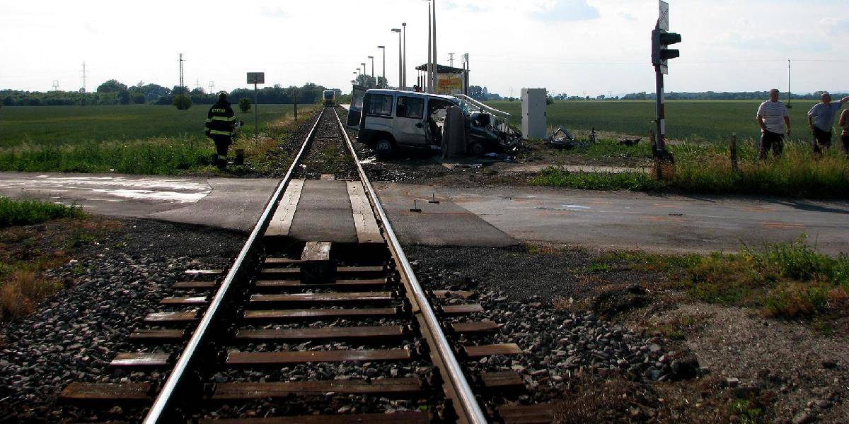 Muž v okrese Košice narazil  autom do železničnej trate