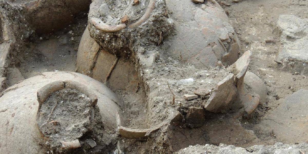 V ruinách kanaánskeho paláca v Izraeli našli 3700 rokov starú vínnu pivnicu