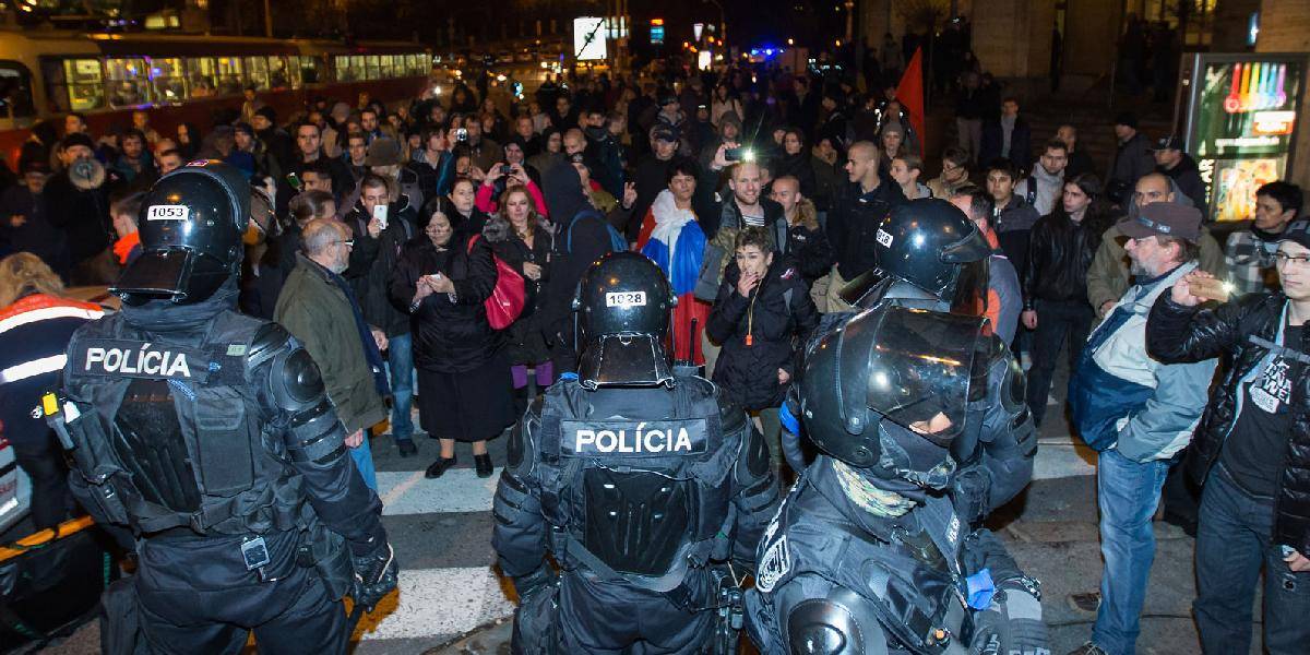VIDEO Protest proti vláde: Bratislavskí policajti zadržali 12 osôb, zranila sa policajtka!
