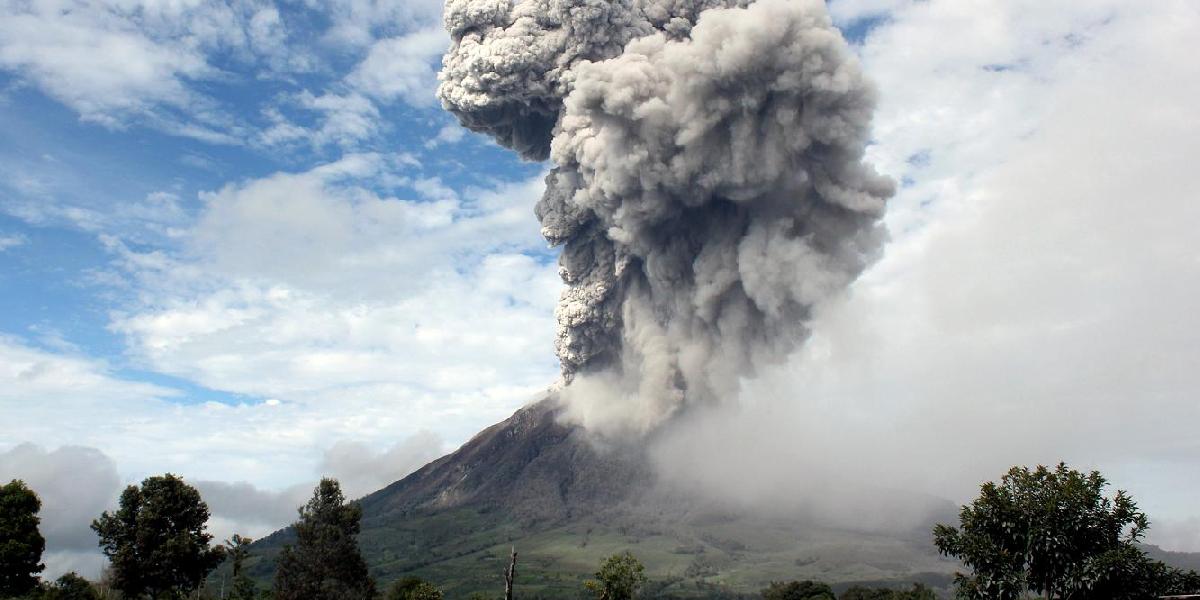 Okolie sopky Sinabung opustili ďalšie tisíce ľudí