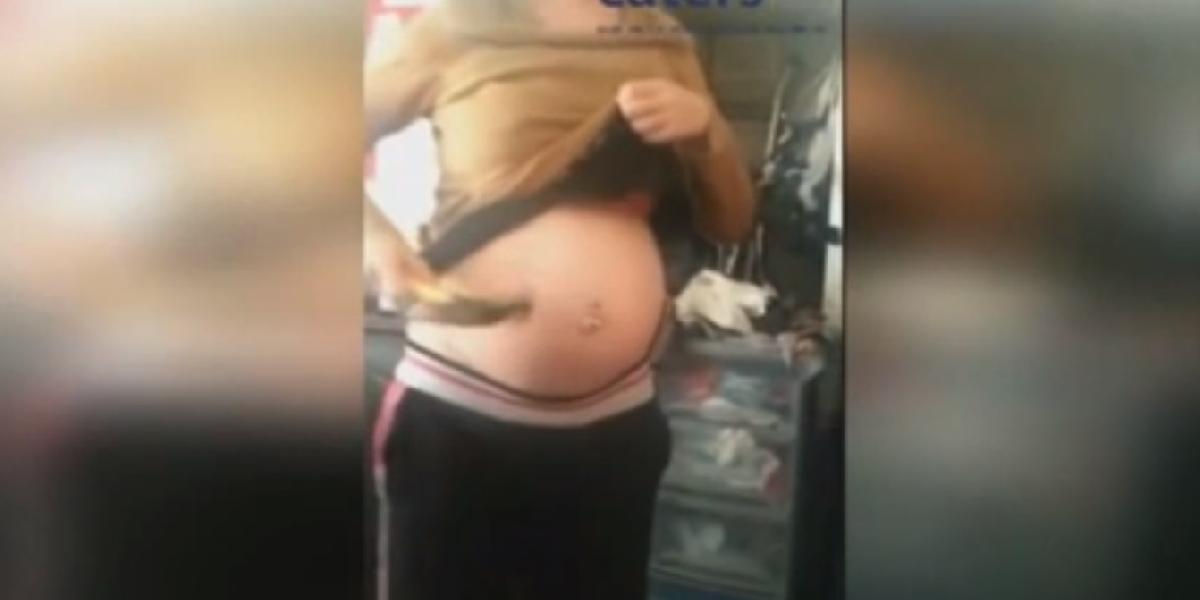 VIDEO Ostane vám rozum stáť: Tehotná žena si búcha kladivom po bruchu!