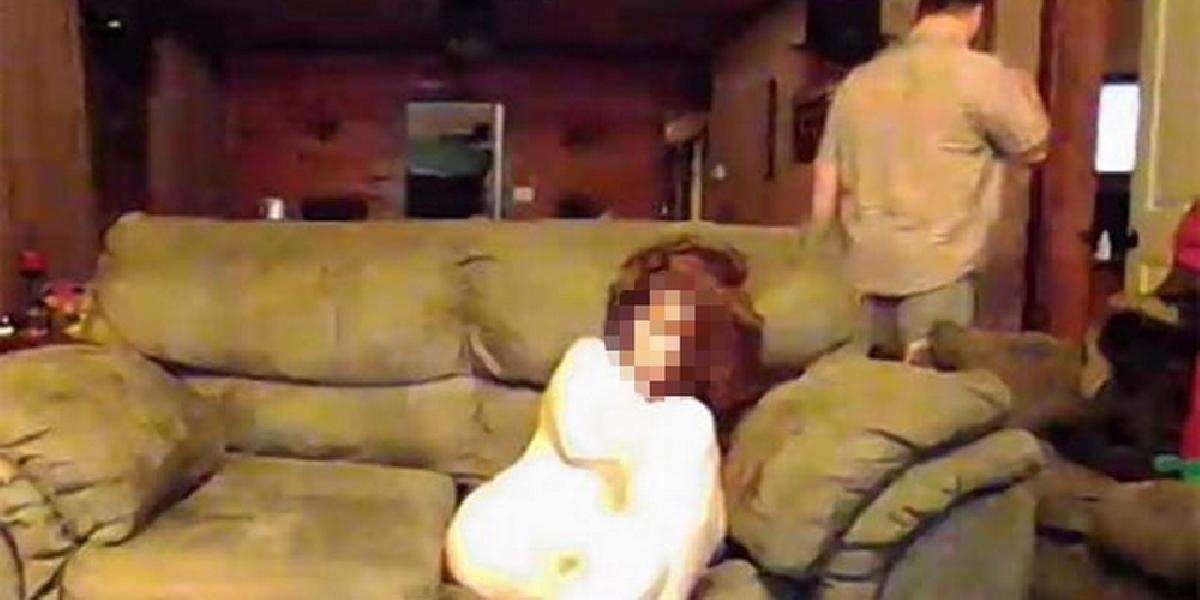 VIDEO Muž vyzliekol svoju opitú manželku donaha: V priamom prenose na webe!