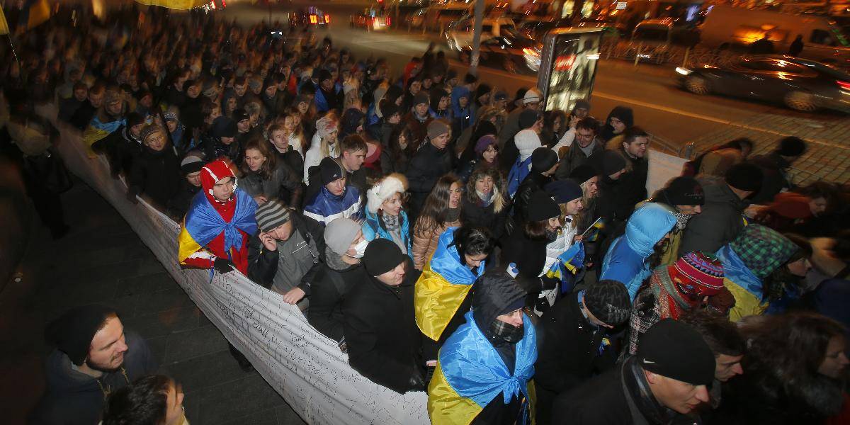 Stovky Ukrajincov protestovalo pred budovou vlády za podpísanie dohôd s EÚ