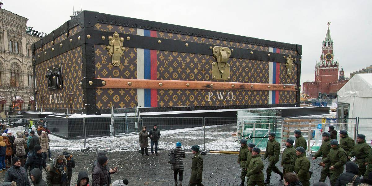 Obrovský pavilón v tvare kufra z Červeného námestia odstránia