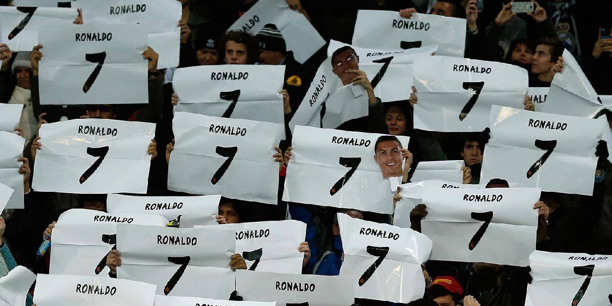 Fanúšikovia Realu dali maskami najavo podporu Ronaldovi
