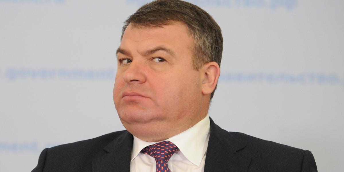 Úrady obvinili exministra obrany zo zneužitia právomocí