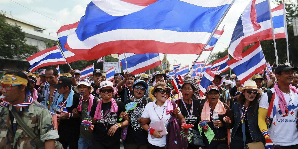 Thajskí protivládni demonštranti prenikli do areálu veliteľstva armády