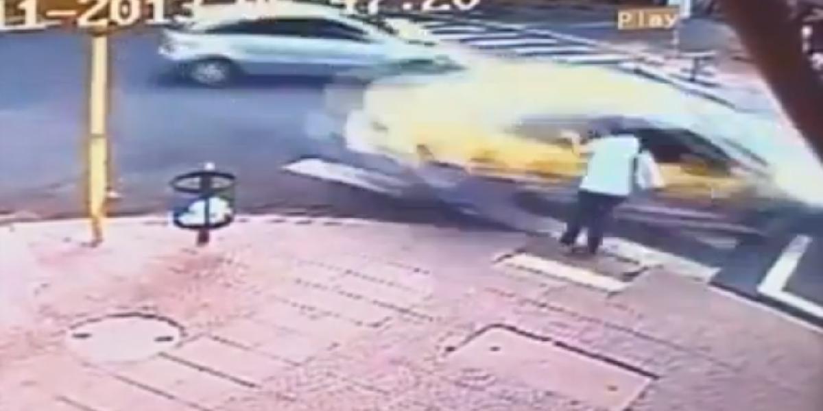 Brutálne VIDEO: Taxík zmietol ženu z chodníka, nehodu so šťastím prežila!