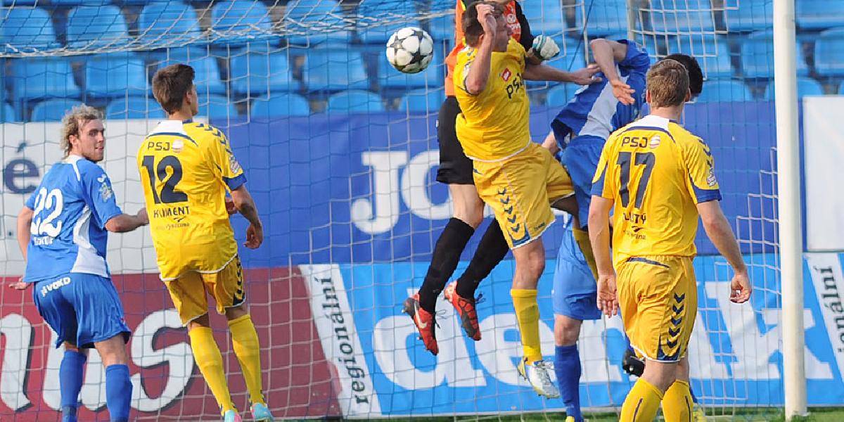 Jihlavskí futbalisti po blamáži zaplatia divákom vstupenky aj klobásy