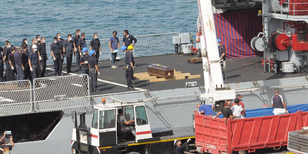 Plavidlá vojenského námorníctva zachránili pri Lampeduse 370 migrantov