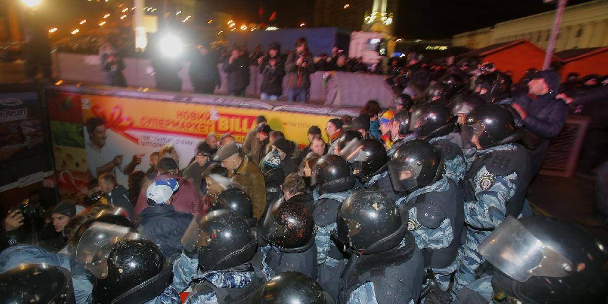 Na Ukrajine sa búria proti vláde: Polícia rozohnala obuškami 10-tisíc demonštrantov!