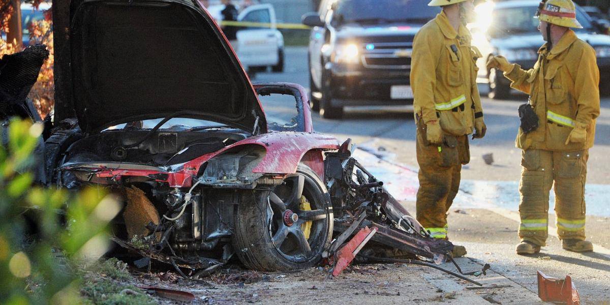 Pri autonehode zomrel herec Paul Walker, známy zo série Rýchlo a zbesilo