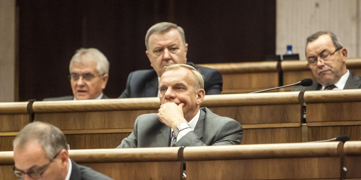  Poslanci preberú azylantov, vlastné platy a pustia sa do rozpočtu