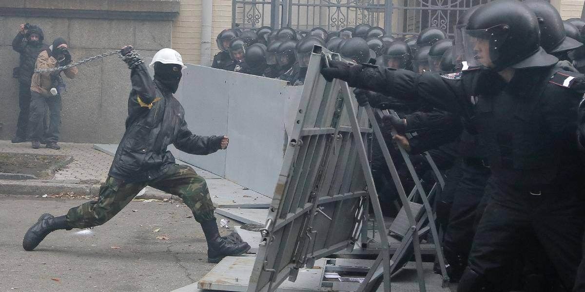 Protesty na Ukrajine: 100 zranených policajtov pri stretoch s demonštrantami