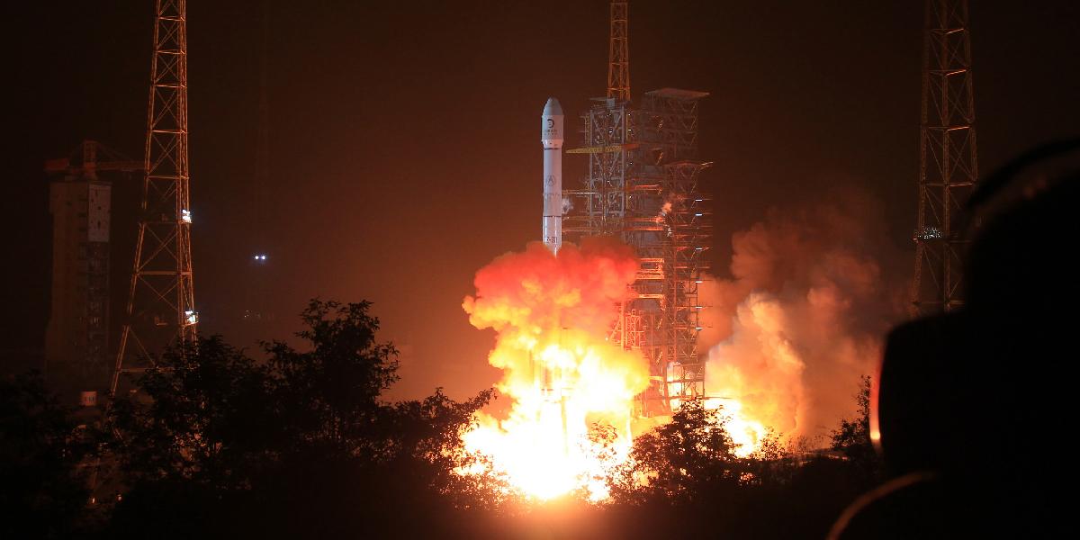 Čína vyslala do vesmíru mesačnú sondu s prieskumným vozidlom