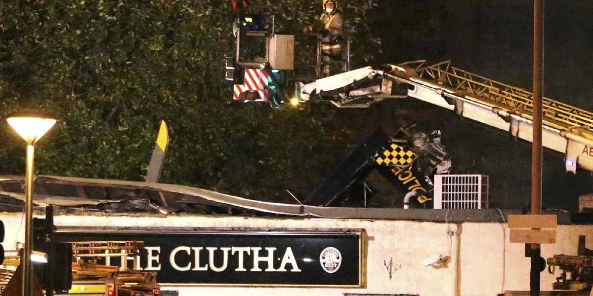 Pád policajnej helikoptéry na pub v Glasgowe má deviatu obeť