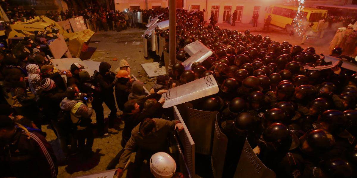 V noci zostalo v centre Kyjeva asi 5-tisíc demonštrantov