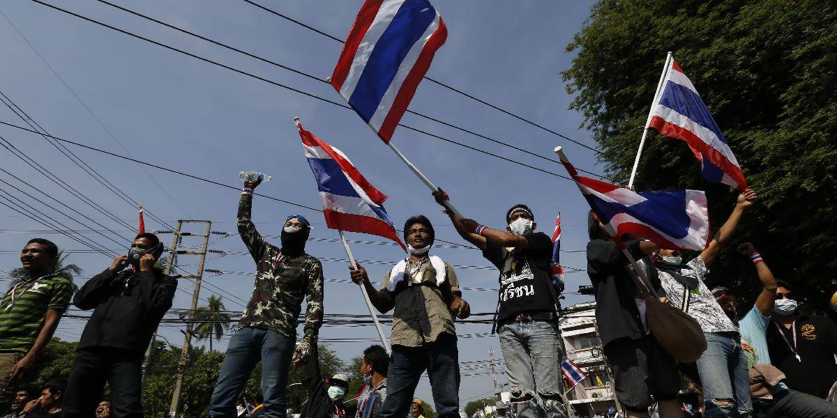 Demonštranti v Thajsku pokračovali v útokoch na vládnu štvrť