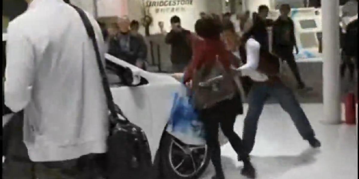 Neuveriteľné VIDEO: Hysterická žena chce poškriabať auto, aby jej ho manžel kúpil!