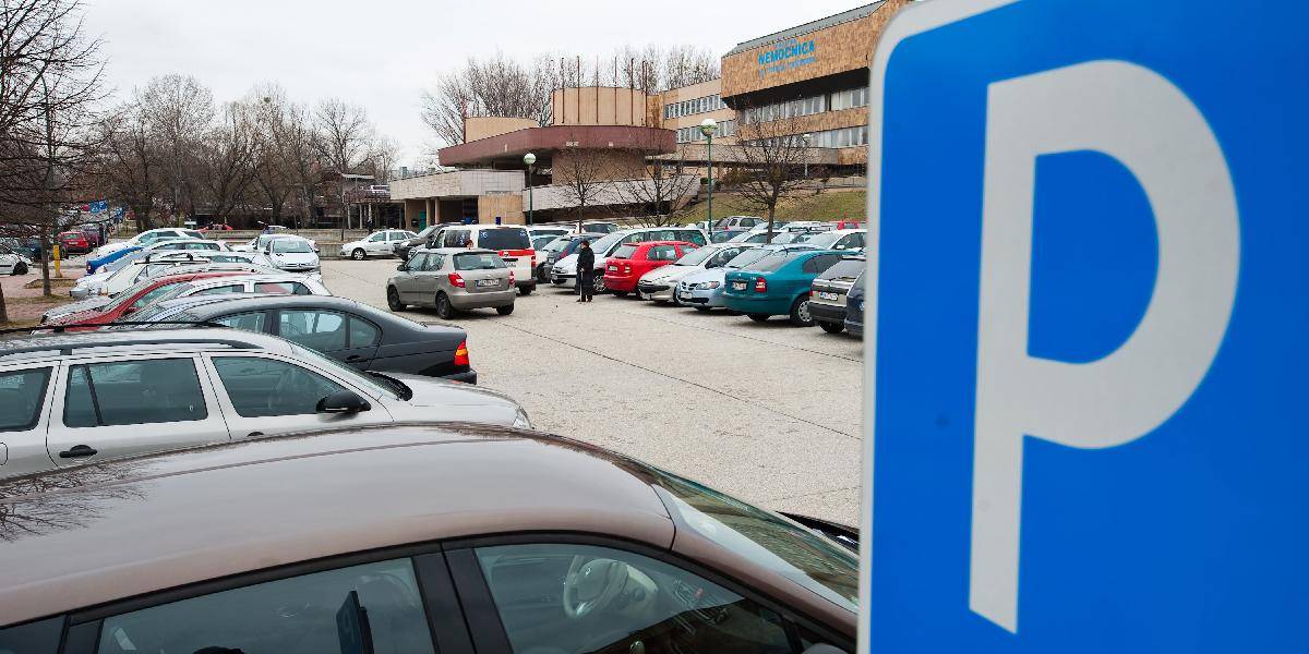Pred nemocnicami v bratislavskom Ružinove a Petržalke už spoplatnili parkovanie