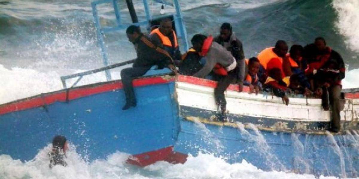 Rozbúrené more konečne umožnilo záchranu viac ako 120 utečencov